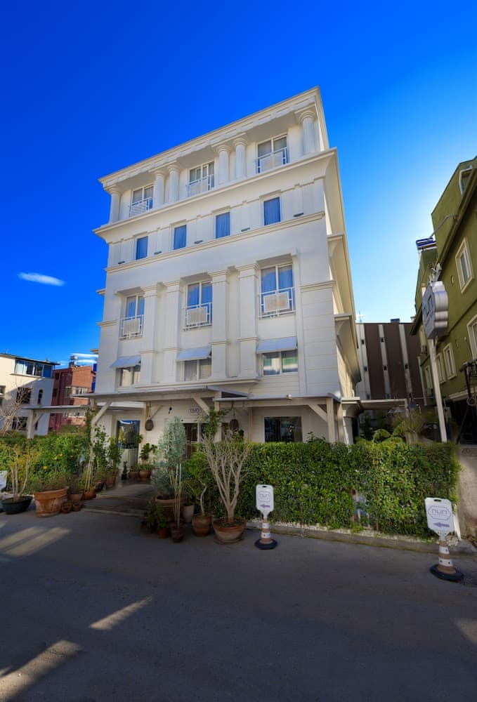 Nun Hotel Lara
